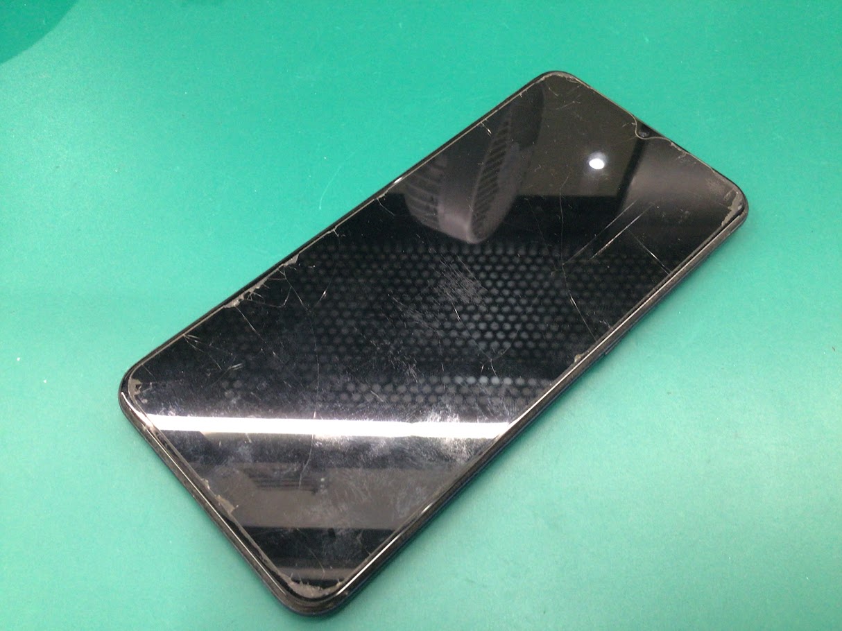 液晶画面割れ、背面パネル割れしたスマートホンをそのままつかっていませんか？？