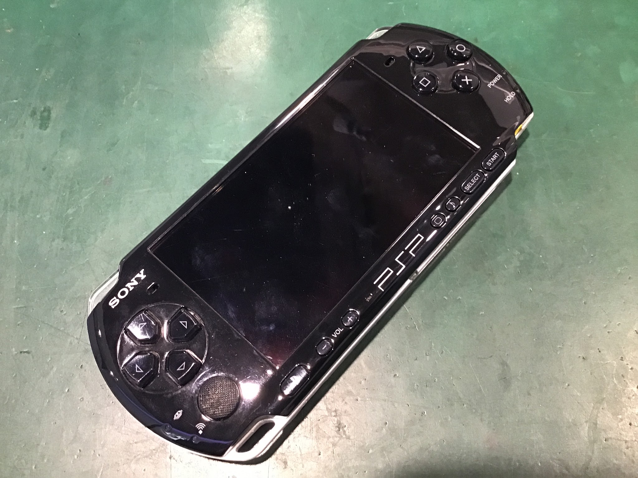 画面が映らなくなったPSP3000の修理をお受けいたしました。スマホ修理工房秋津店です！