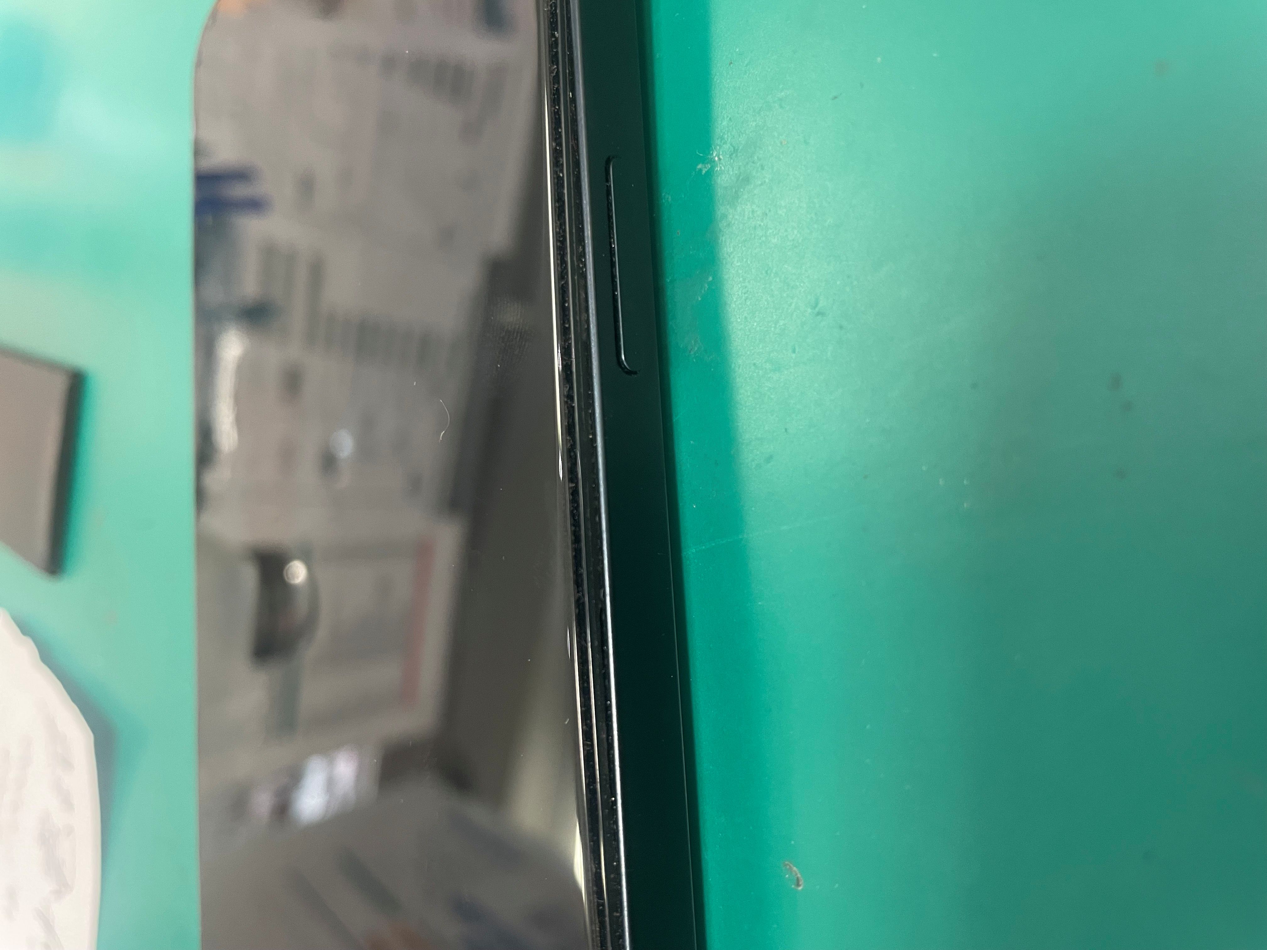 バッテリーが膨らんで画面が浮いてきた…　iPhone 13のバッテリー交換を行いました！