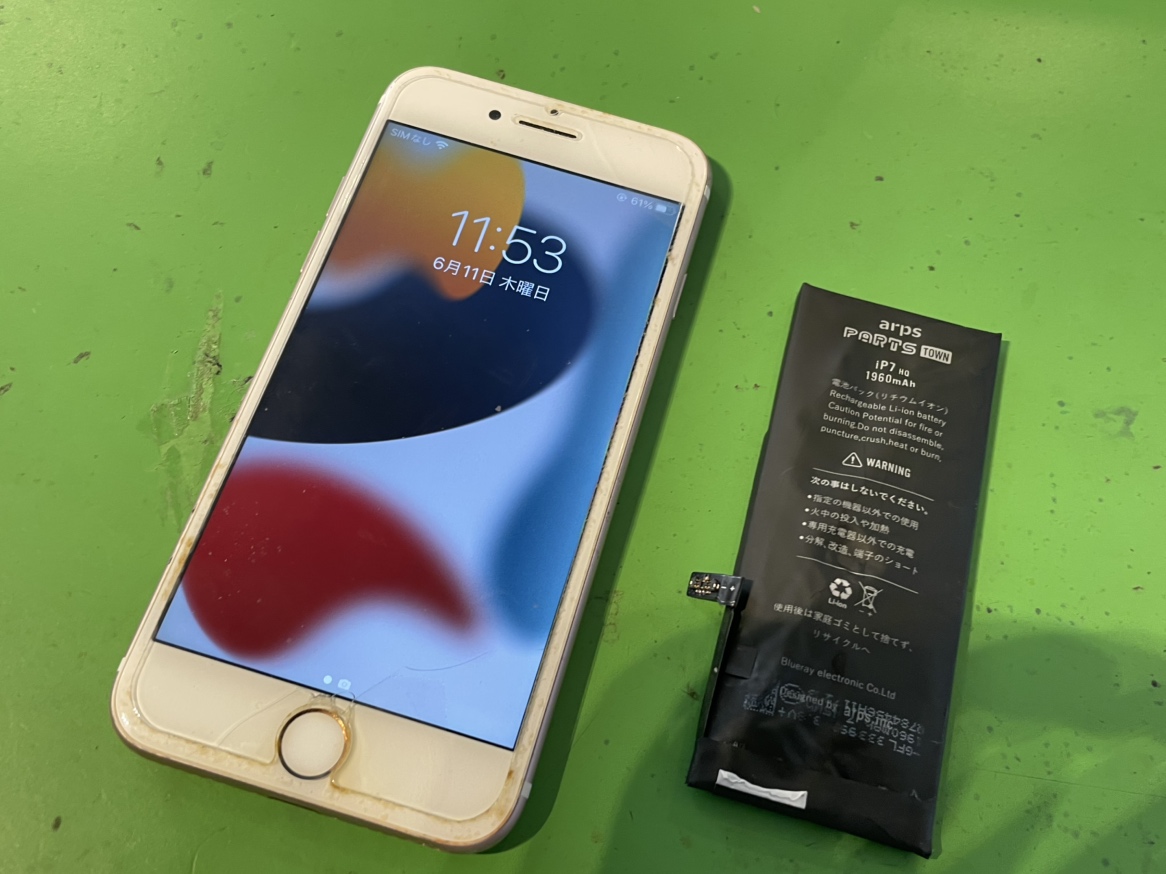 iPhone7の画面が浮いて開いてきた！膨張したバッテリー交換を横浜関内で即日修理
