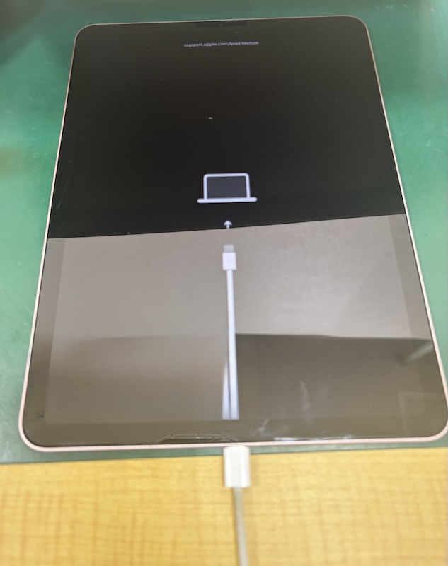 iPadAir4　落として電源ボタン陥没したら表記がおかし、、！？