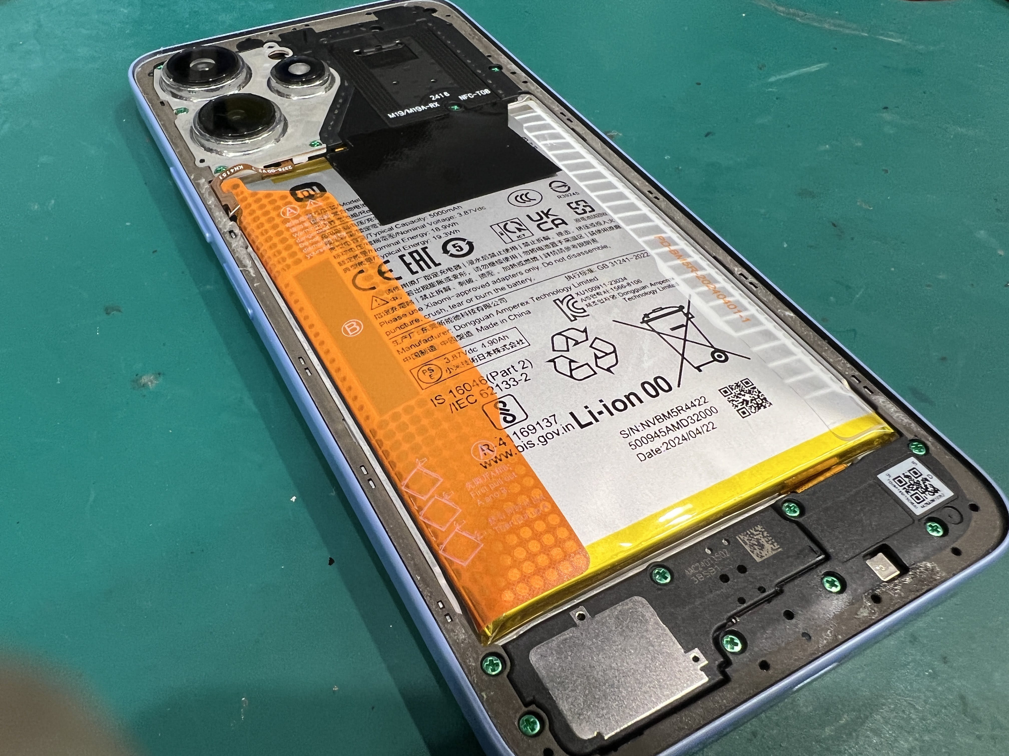 Redmi 12 バッテリー膨張で背面パネルが浮いた｜バッテリー交換修理事例