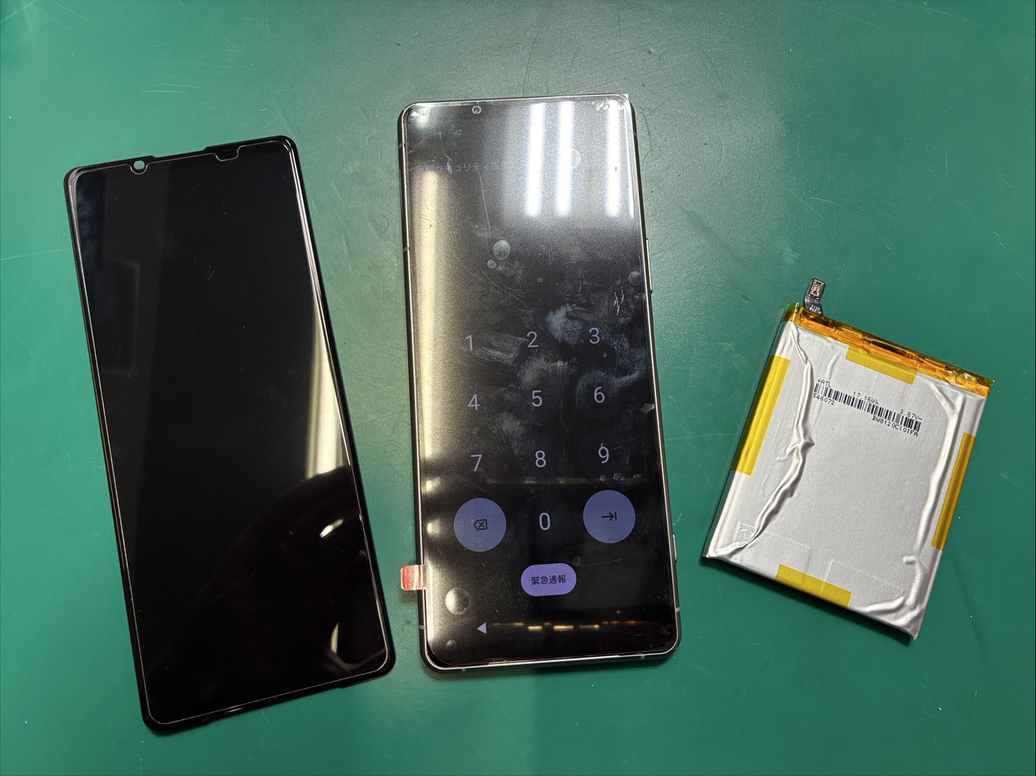 画面に緑の線が出ている・バッテリーの減りが早い … Xperia5Ⅲ 画面・バッテリー交換【スマホ修理工房京王アートマン店】