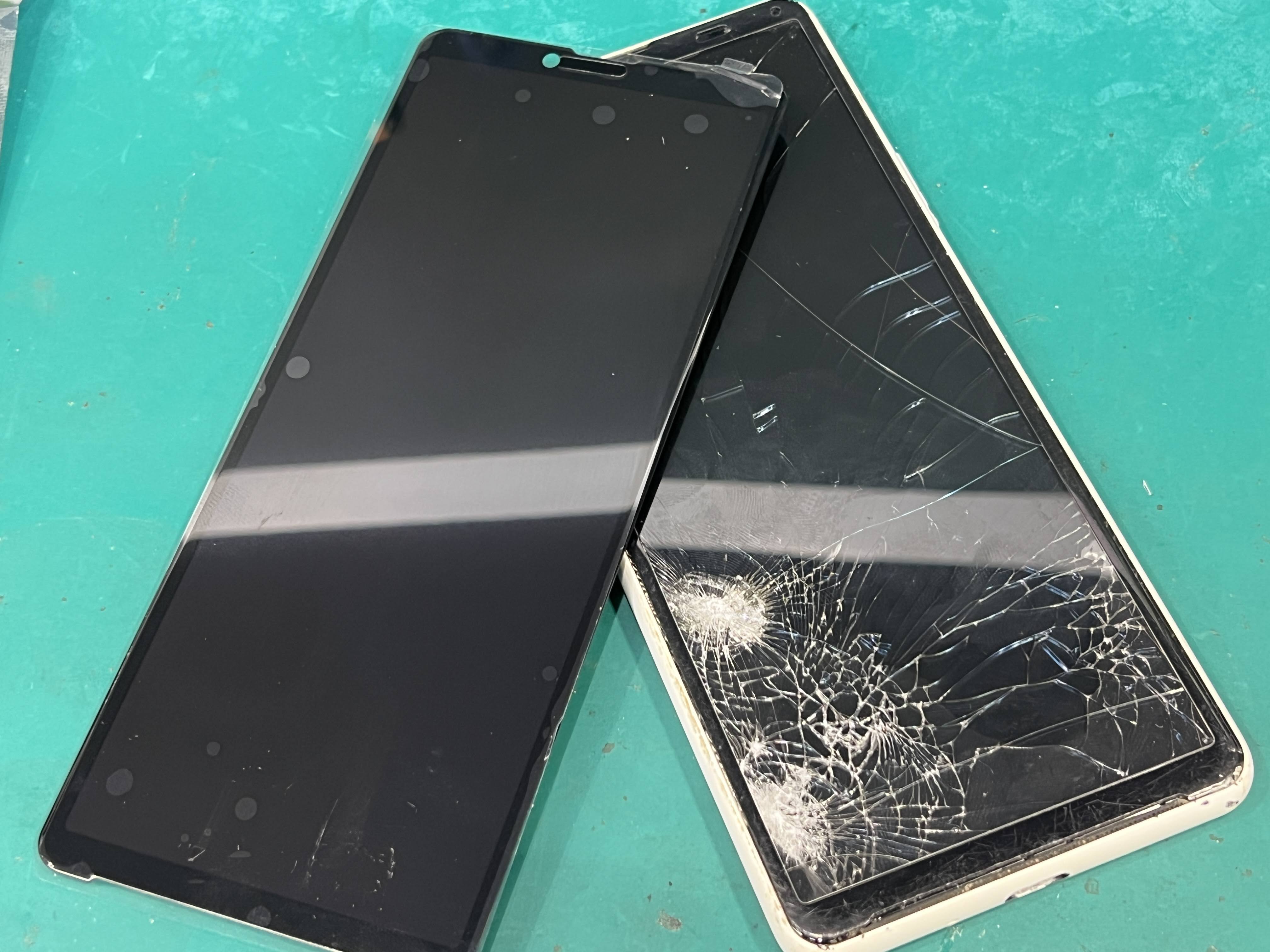Xperia10Ⅲ（エクスペリア）画面交換修理！バキバキのガラス割れも120分で綺麗に復旧