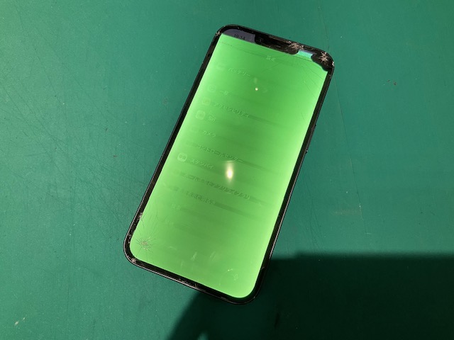 iPhone14 本体を落としたら画面が緑色になってしまった！画面交換修理