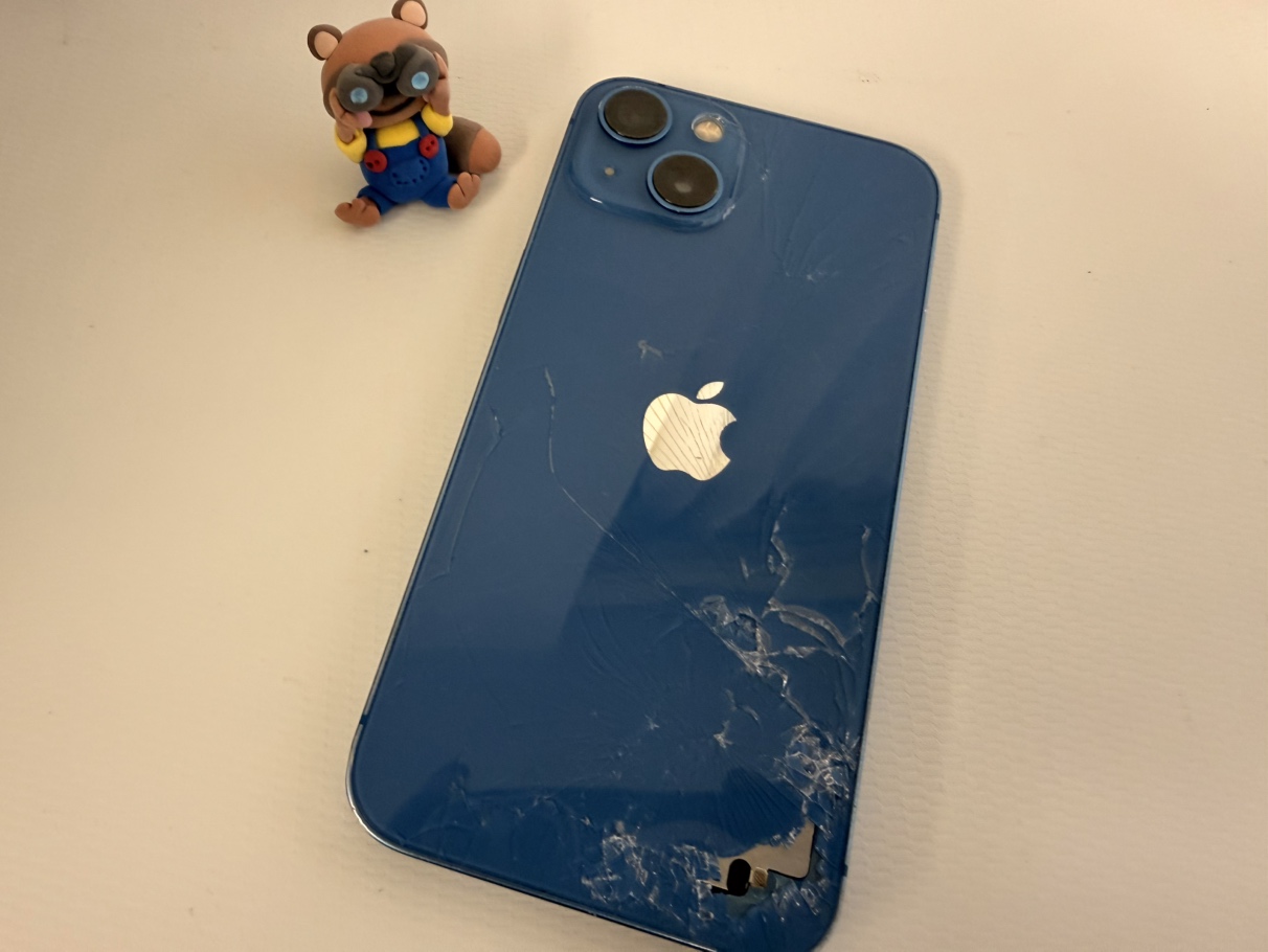 【横須賀市】iPhone 13 背面ガラス割れ修理｜フレーム交換で綺麗に復旧しました！