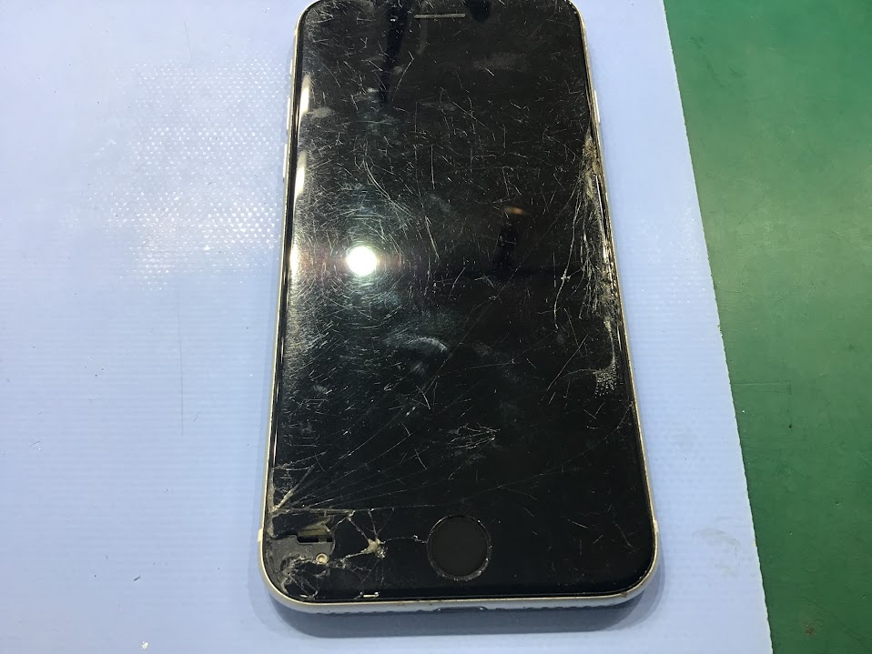 大きく破損してしまったiPhone修理もスマホ修理工房中野ブロードウェイ店店までご相談ください！