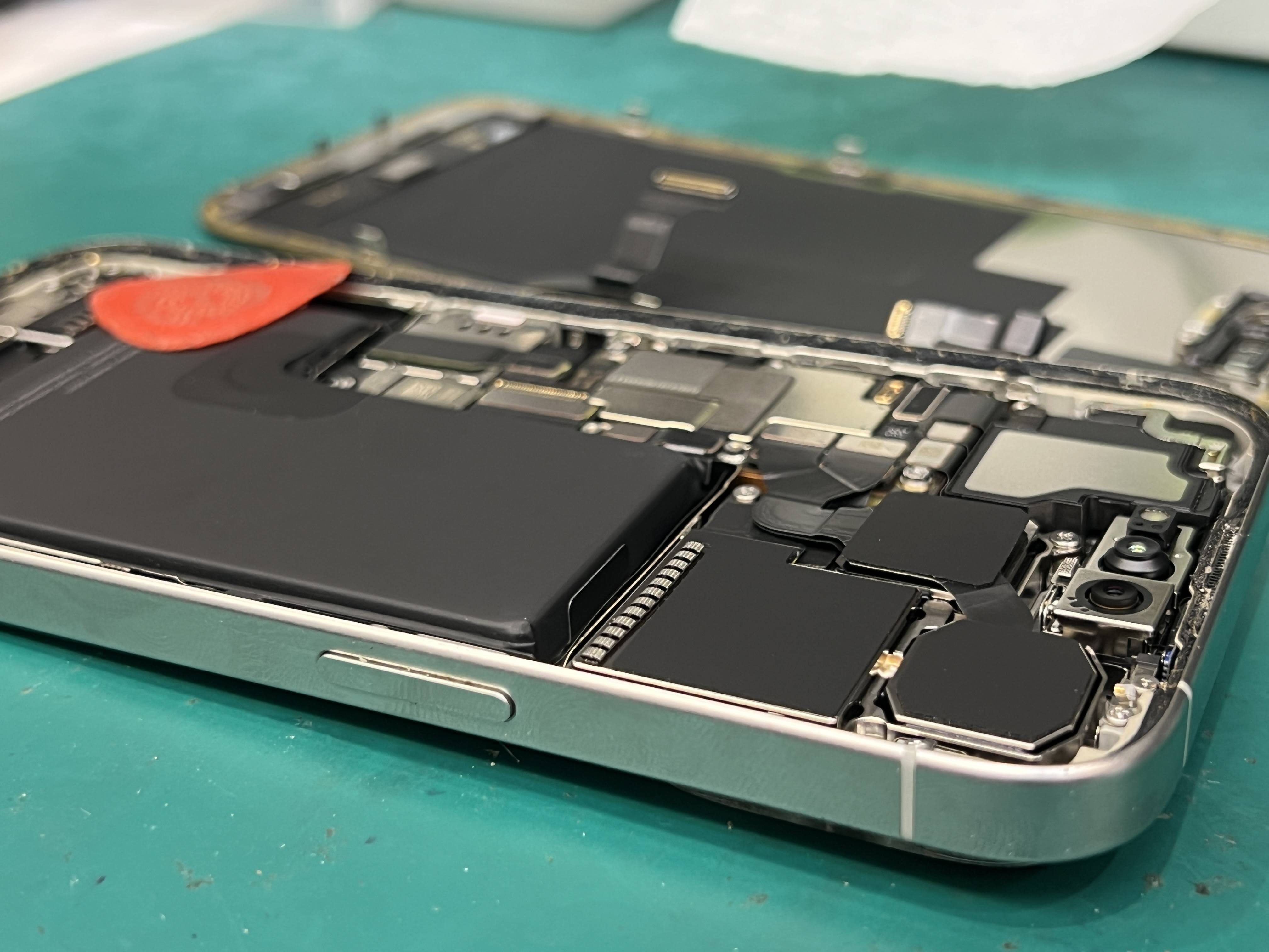 iPhone15 Proの充電がすぐ減る原因は？バッテリー交換修理事例をご紹介