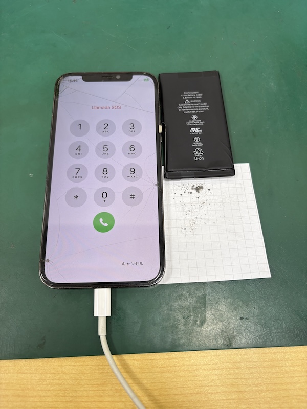 iPhone12Pro 充電器を刺してもすぐに抜けて充電の減りも早い