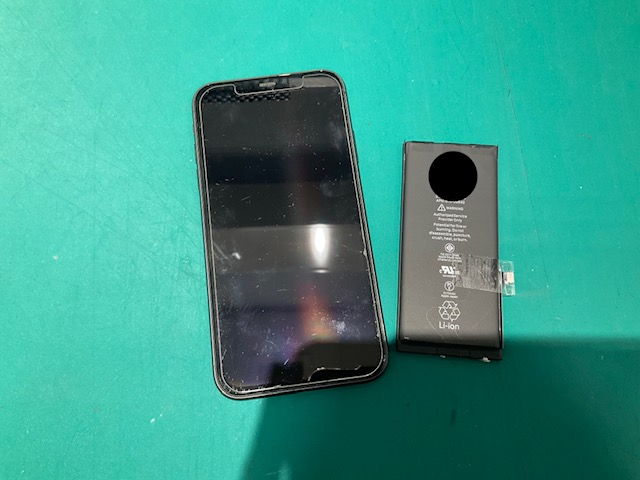 iPhone11 充電を繋いでいないと電源が落ちてしまう！　バッテリー交換修理　スマホ修理工房新狭山店