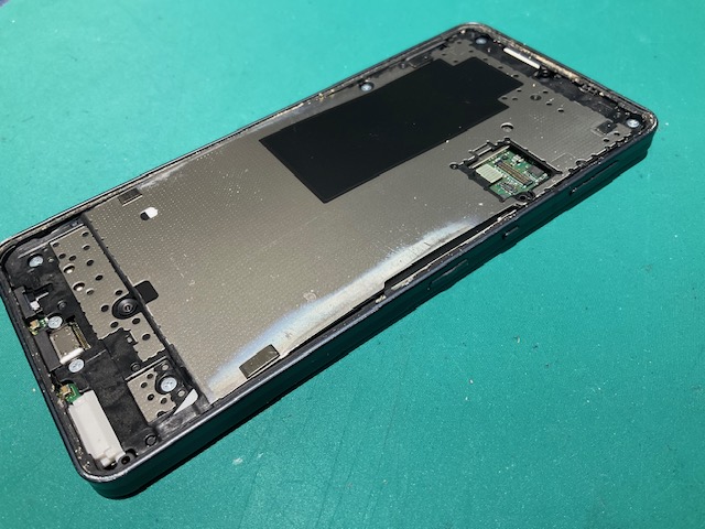 AQUOS sense6 (アクオス）　バッテリー膨張で画面が浮いている！　バッテリー交換修理　スマホ修理工房新狭山店