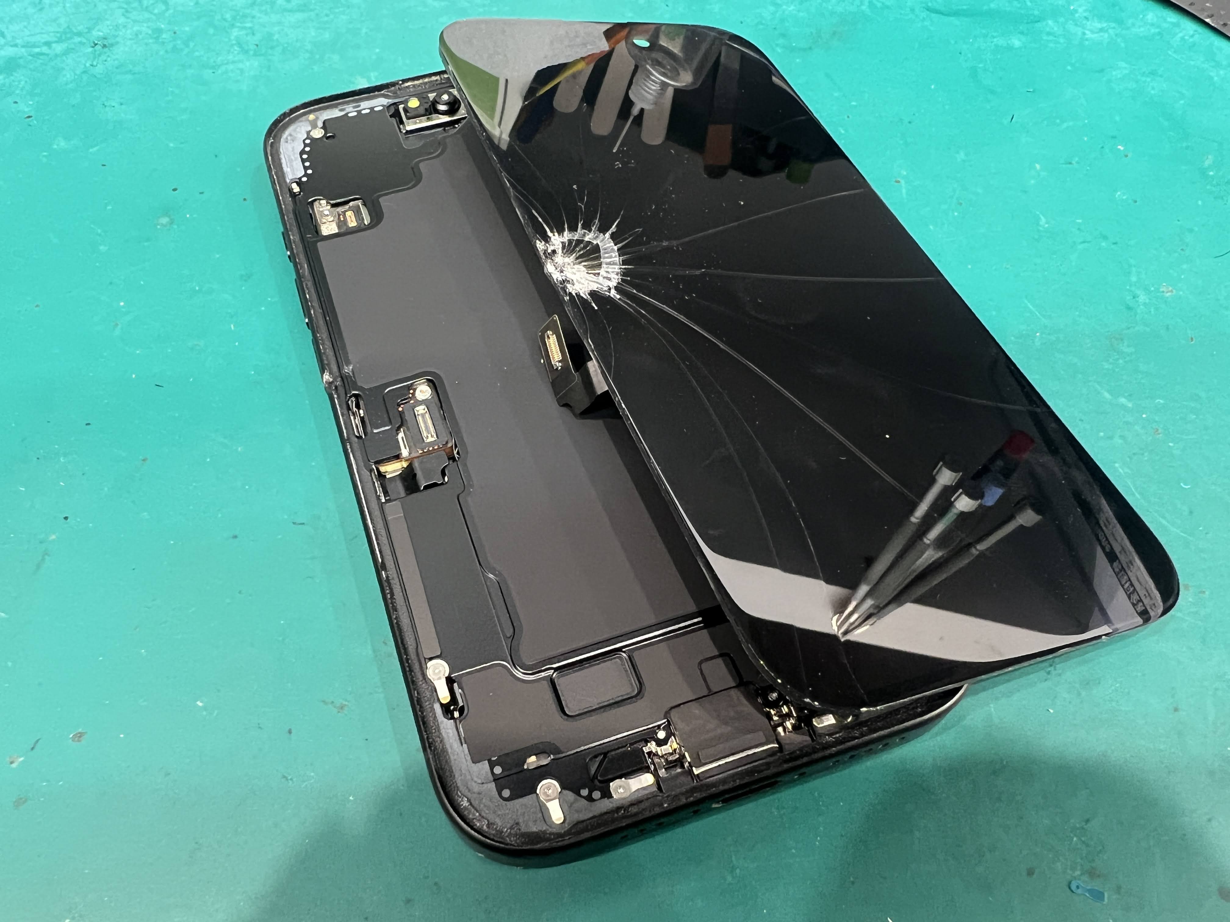 iPhone16 液晶が真っ暗で映らない｜重破損画面交換修理事例