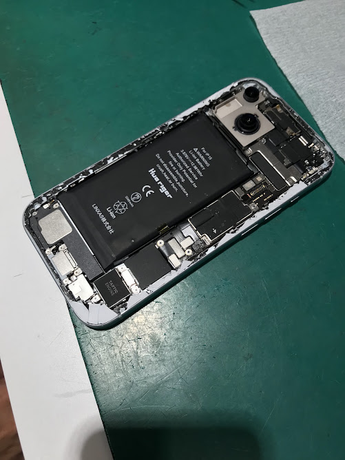 【iPhone 15】背面パネルが割れたらどうする？進化したバックガラスの構造と「放置NG」な理由を徹底解説