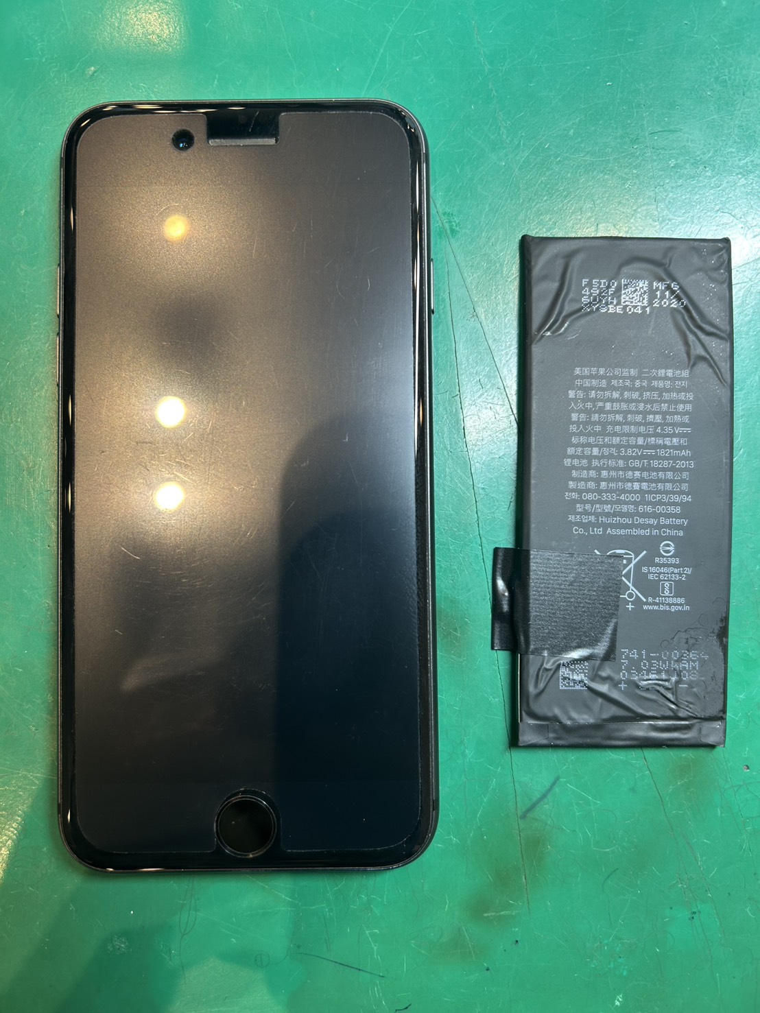 劣化してしまったバッテリーの交換です　 iPhone8バッテリー交換修理【スマホ修理工房ミーツ国分寺店】