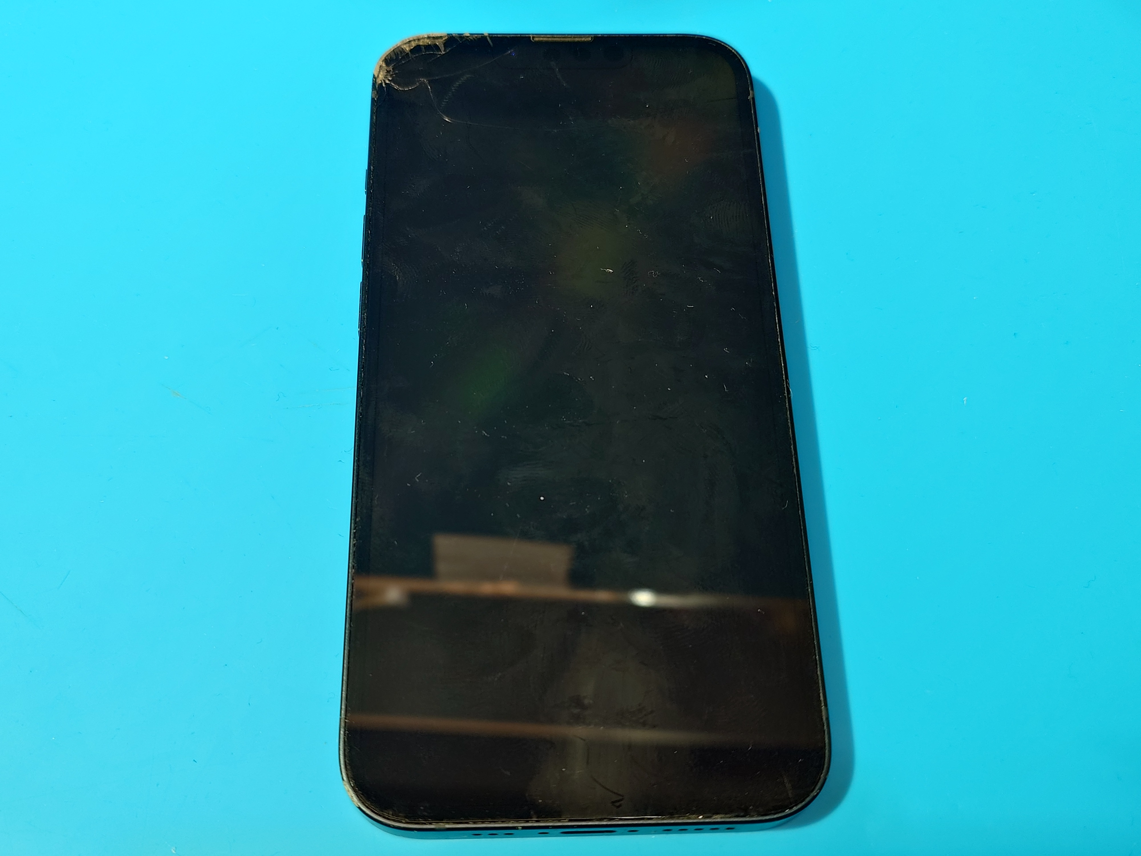 iPhone13(アイフォン13)画面が割れてる!！( ﾟДﾟ)酷くなる前に早めに修理を！【スマホ修理工房札幌店】