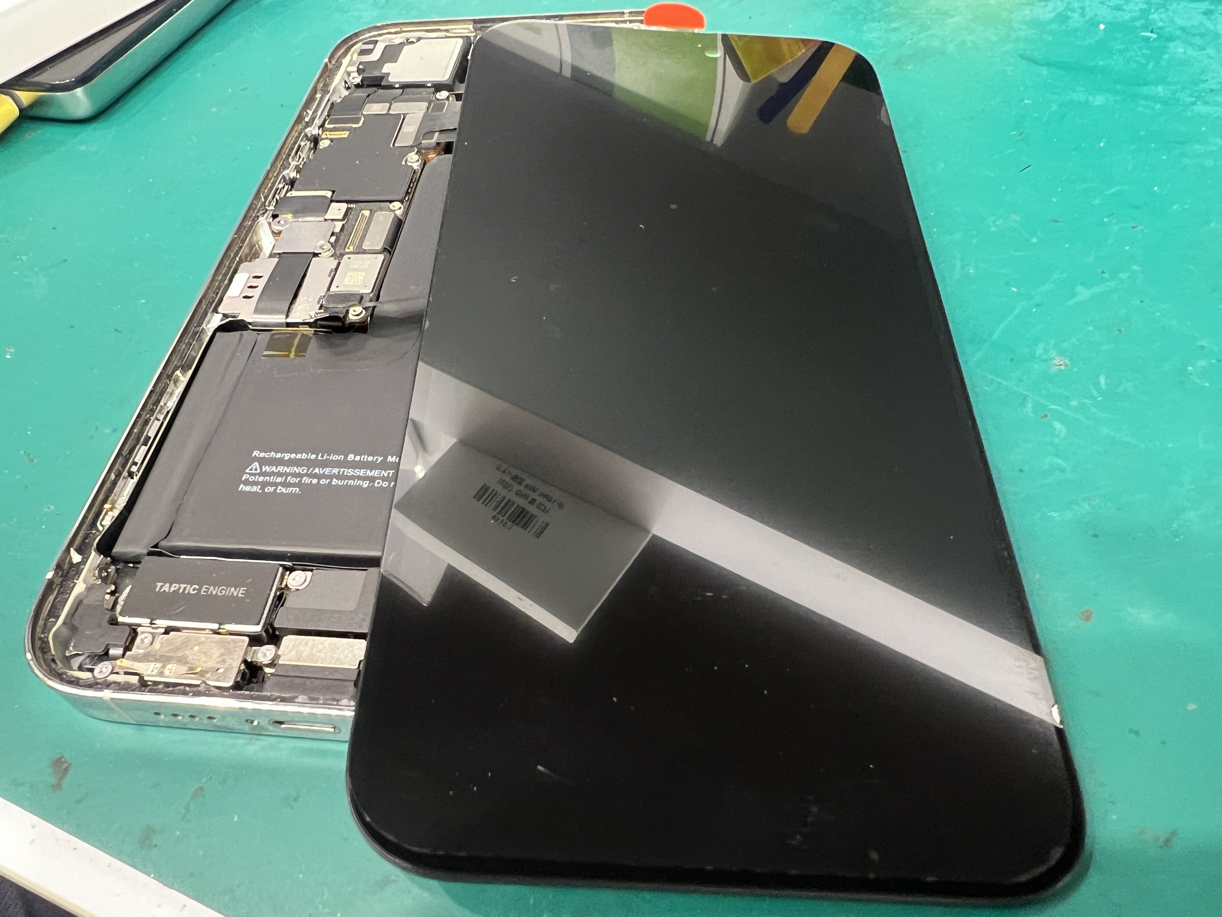 iPhone14 Pro Max 画面が緑色になり操作不能｜画面交換修理事例