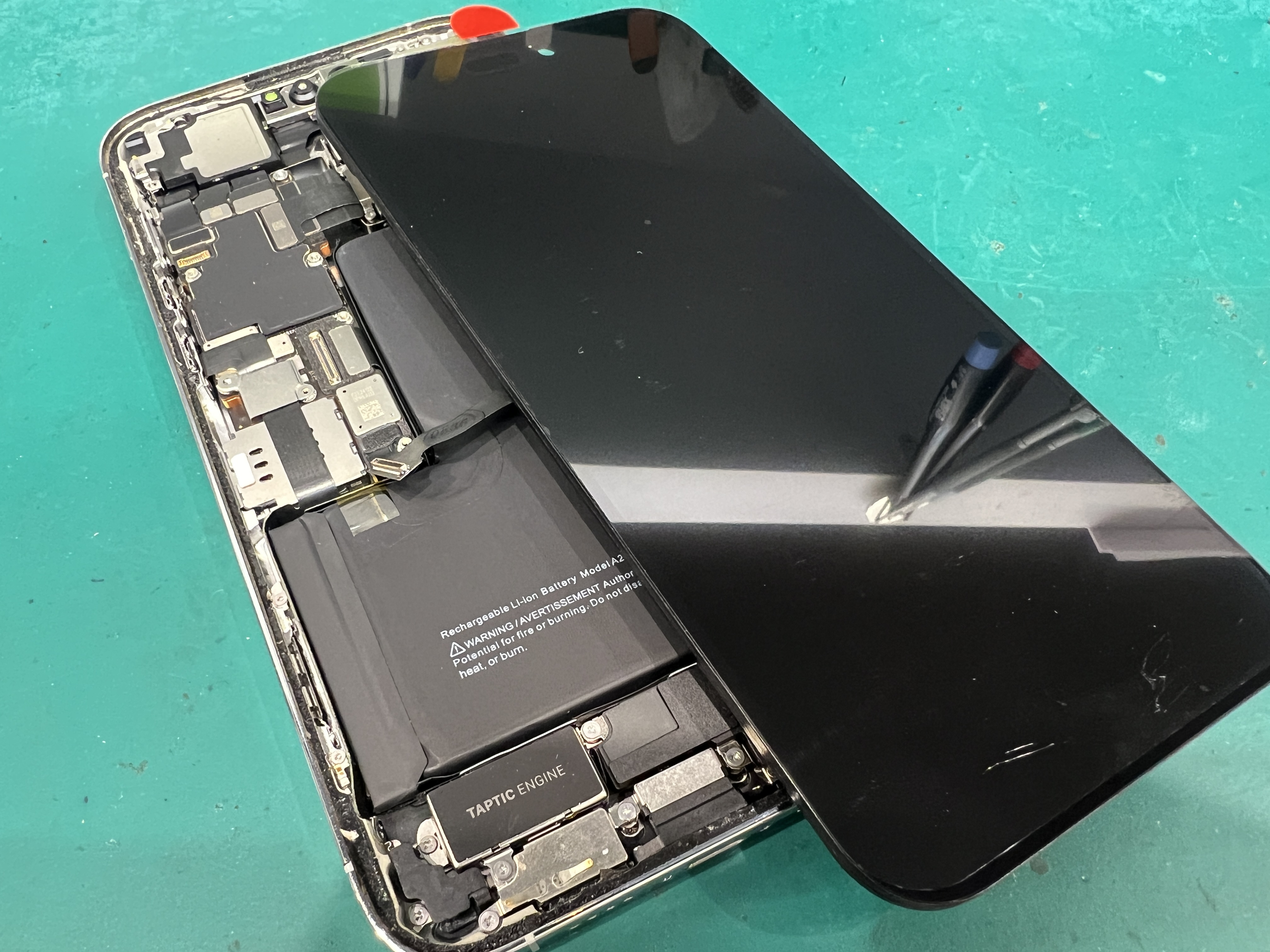 iPhone14 Pro Max 緑色の画面で操作できない｜液晶互換パネル交換修理