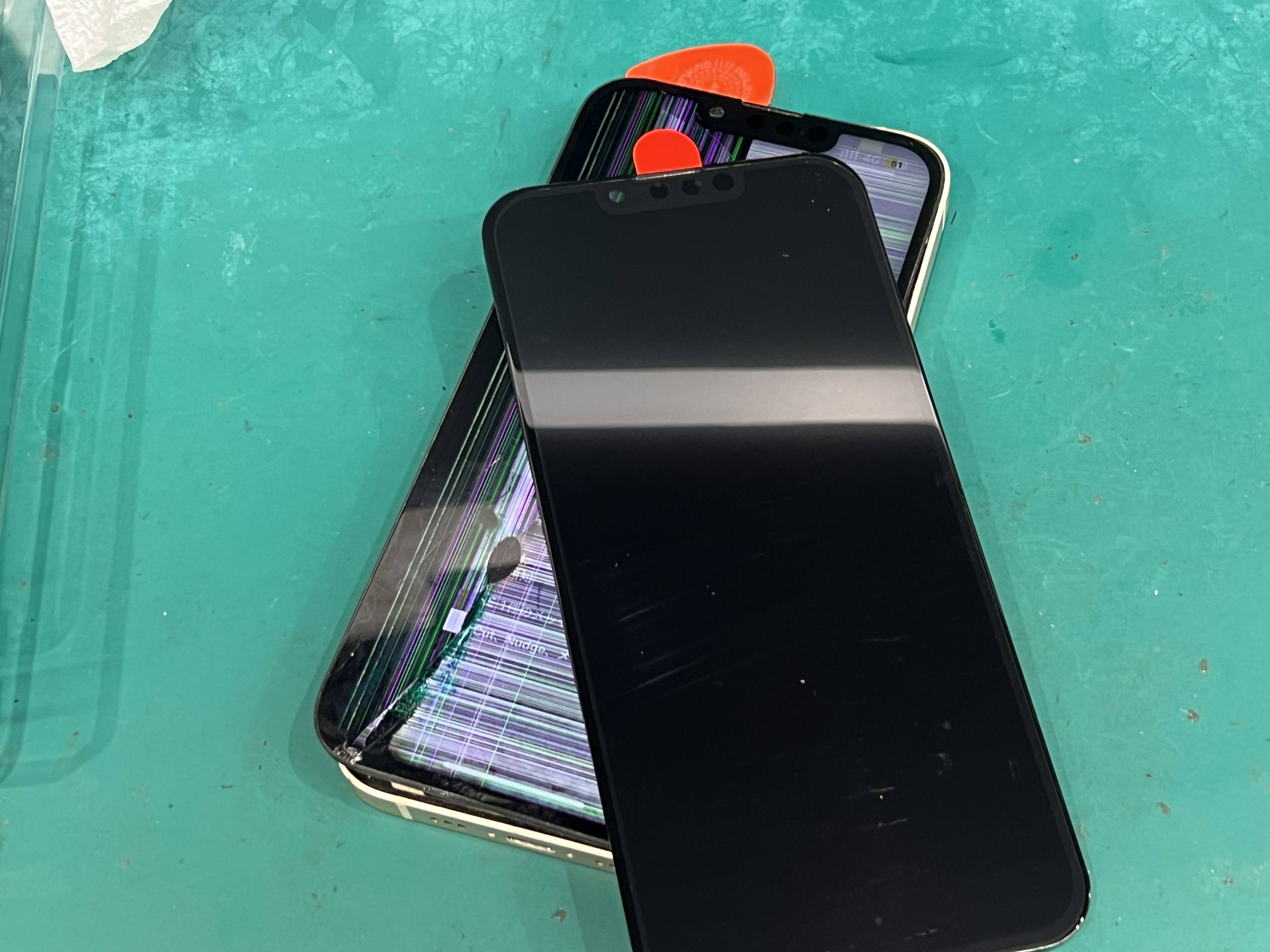 iPhone13の液晶破損した画面を交換！