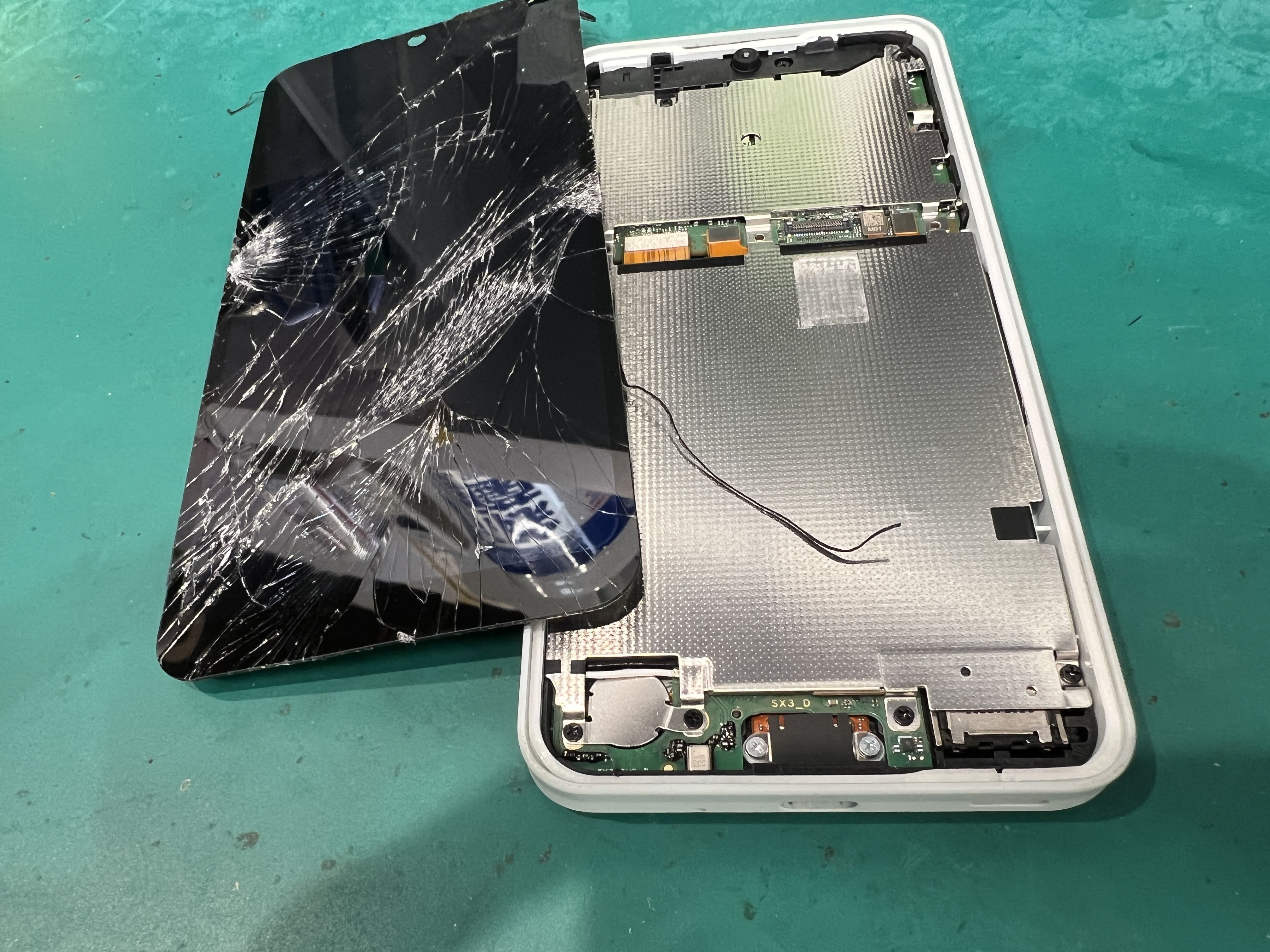 AQUOS wish3 画面が映らない・操作できない｜画面交換修理事例