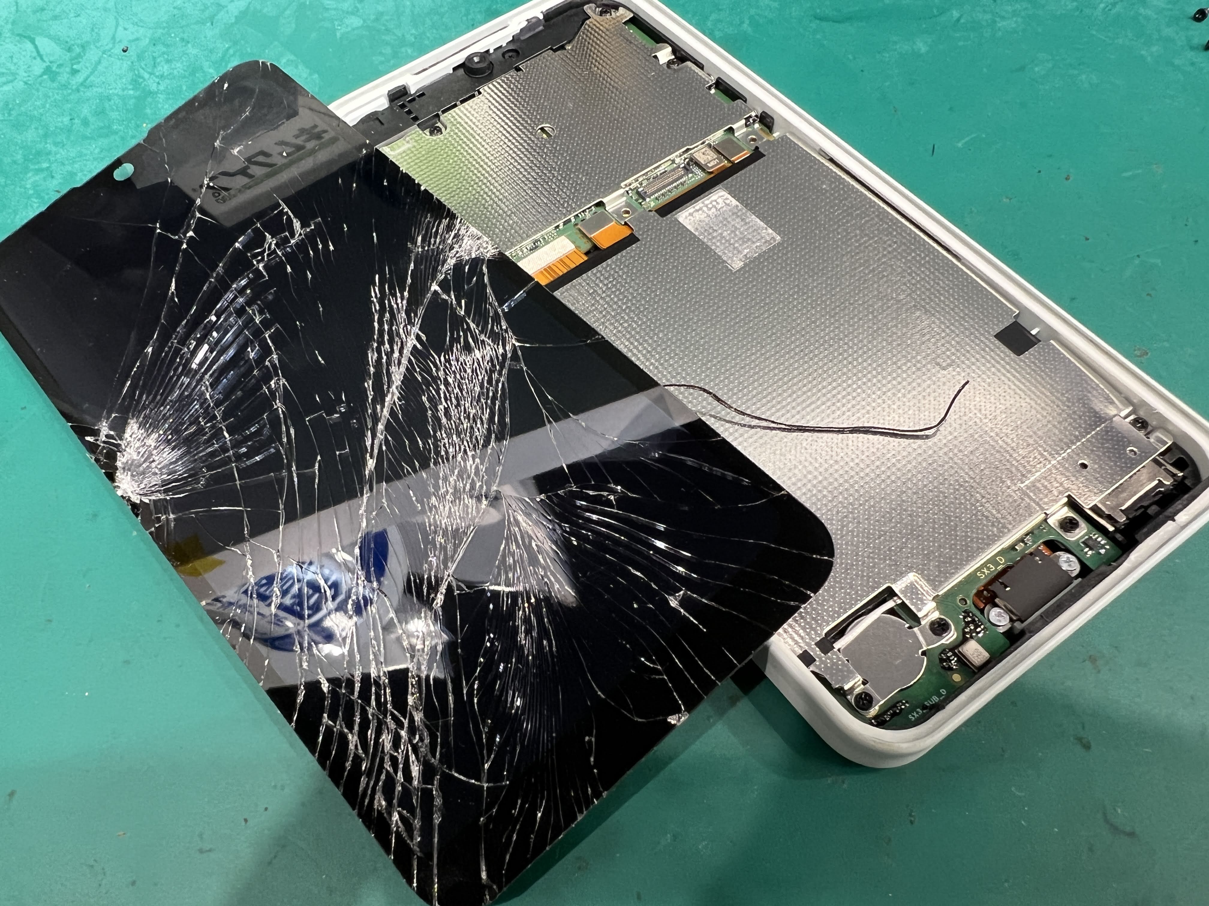 AQUOS wish3 液晶故障で画面がほとんど映らない｜画面交換修理