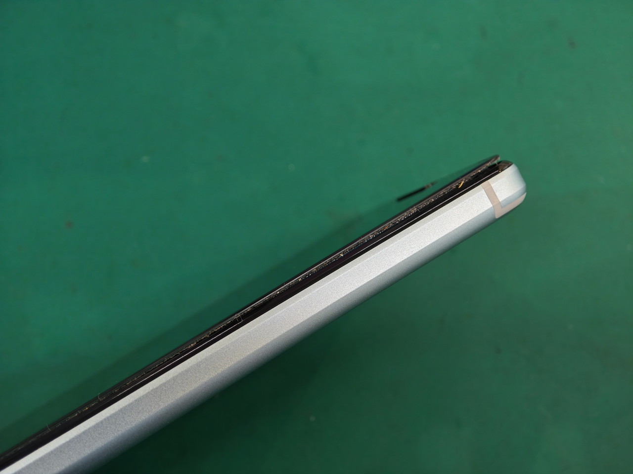 画面が浮いたAQUOS sense4