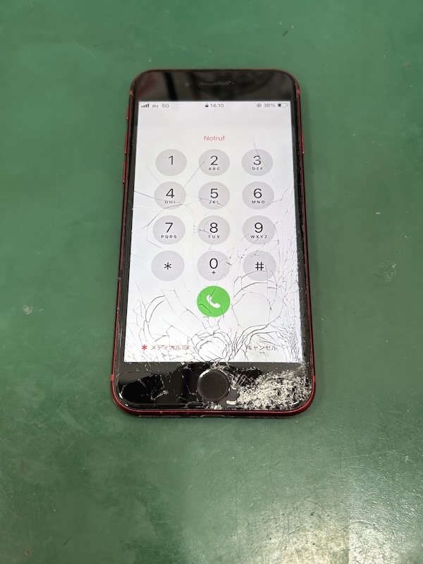 iPhoneSE3 階段から落ちし、気づかず踏まれて画面が割れた、、、