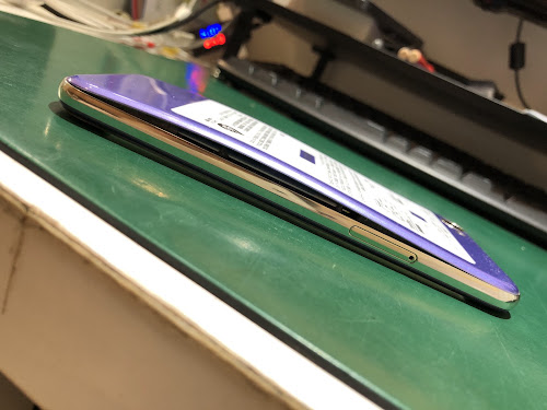 「ケースが急にキツくなった…？」AQUOSの画面や裏蓋が浮いてきたら、絶対に手で押し込んじゃダメな理由