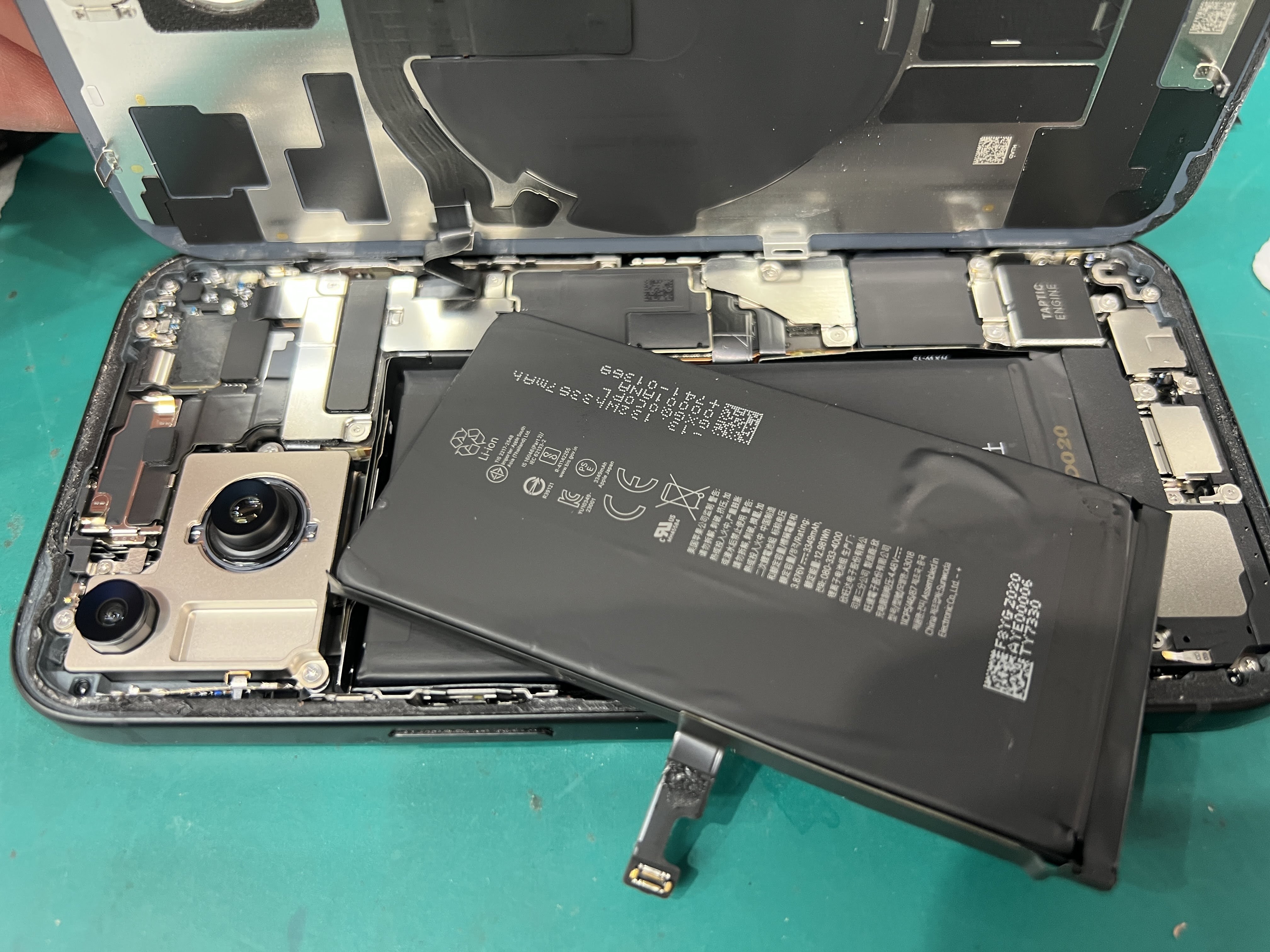 iPhone15（アイフォン）バッテリー交換修理！1日持たなくなった電池を60分でリフレッシュ