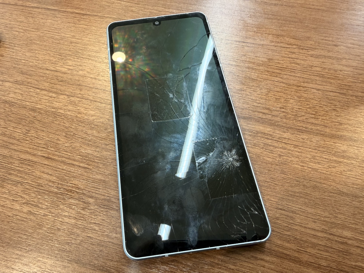 【横須賀市】AQUOS sense7 ガラス割れ修理｜画面交換で綺麗に復旧しました！