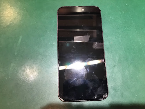【iPhone 14 Pro Max】画面に「緑のビーム」が浮き出た…！圧倒的最高峰ディスプレイがピカピカに復活するまで