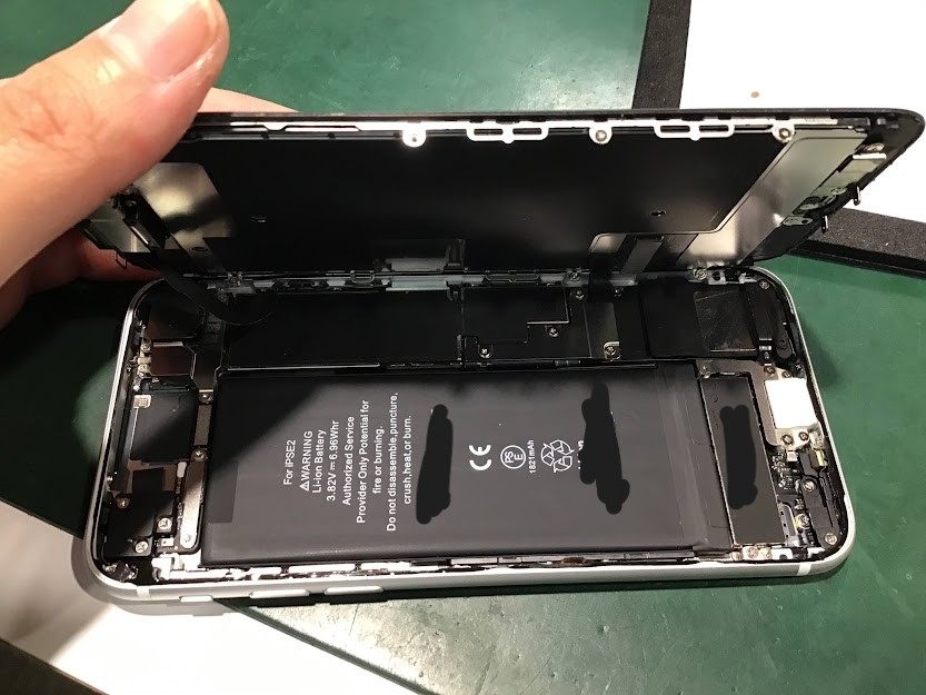 【iPhoneSE3 】膨張したバッテリーの交換を行いました｜スマホ修理工房 秋津店