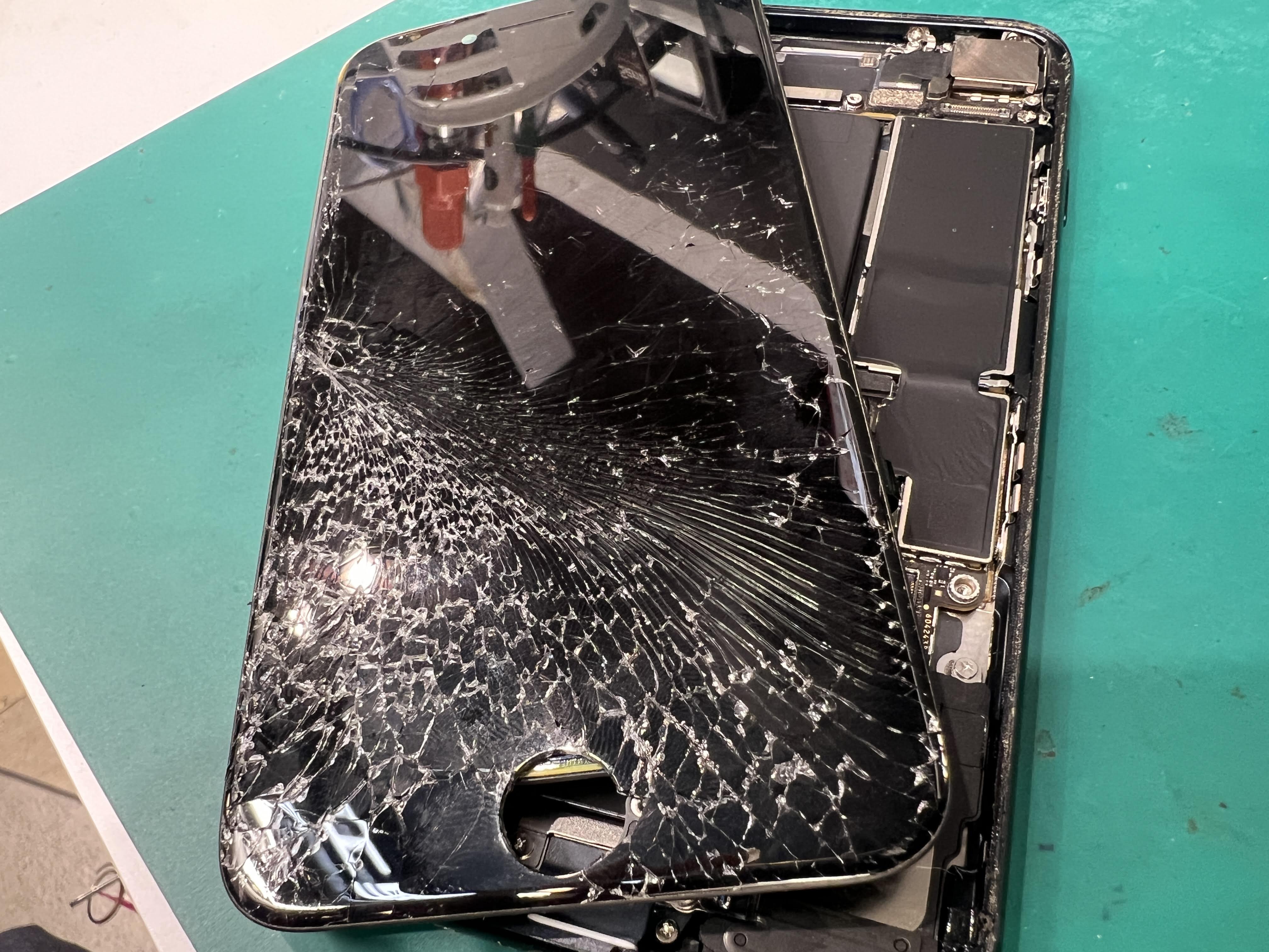 iPhone SE3 画面がバキバキに割れてしまった｜画面交換修理事例
