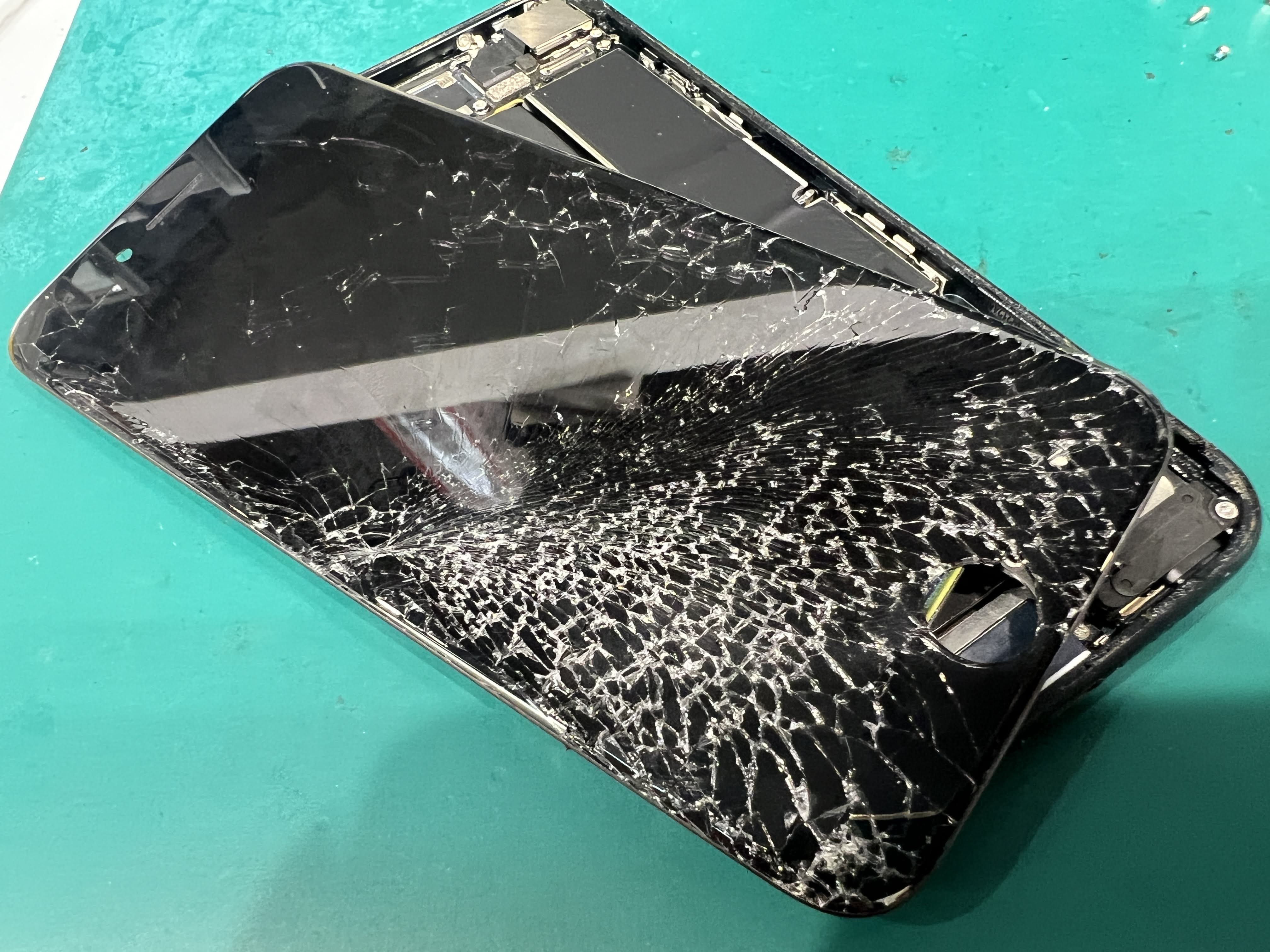 iPhone SE3 画面全体にヒビが入り操作不能に｜画面交換修理事例