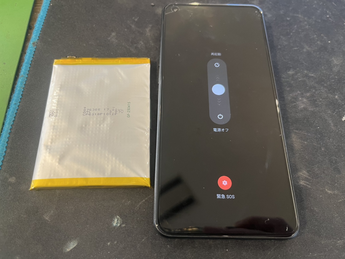 【OPPO Reno7 A】バッテリー膨張による背面パネルの浮きも60分で即日修理対応！