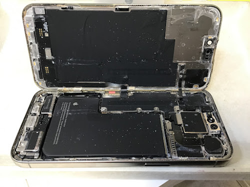 【iPhone 15 Pro Max】海に沈んだ相棒。真水とはワケが違う「海水水没」の恐怖と、現場で見る生々しい現実