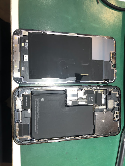 6.7インチの巨大画面が真っ白に沈黙……iPhone 13 Pro Maxのディスプレイを蘇らせる、息をのむ作業の裏側