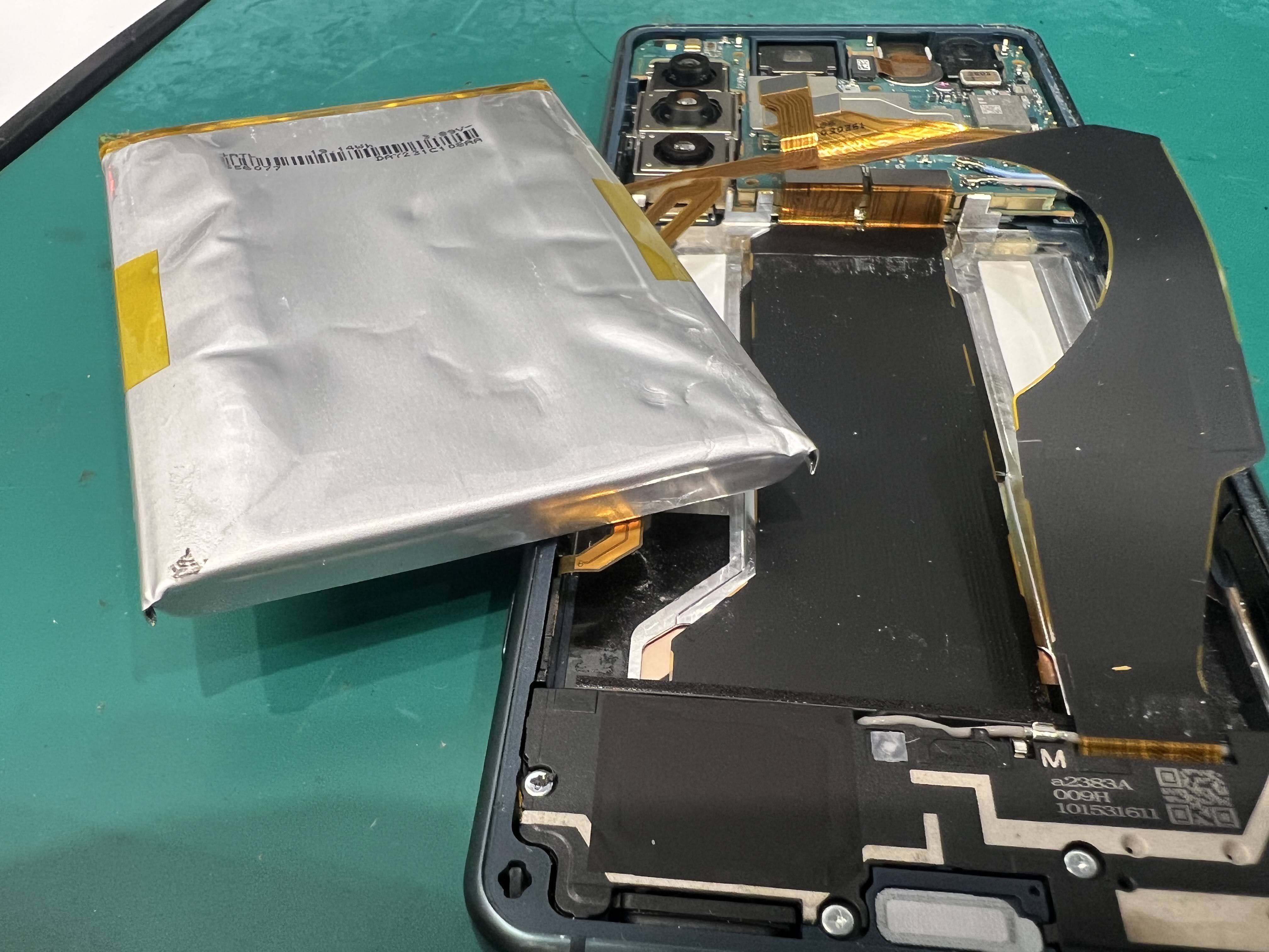 Xperia 5 IV バッテリー膨張で背面が浮いてきた｜バッテリー交換修理事例