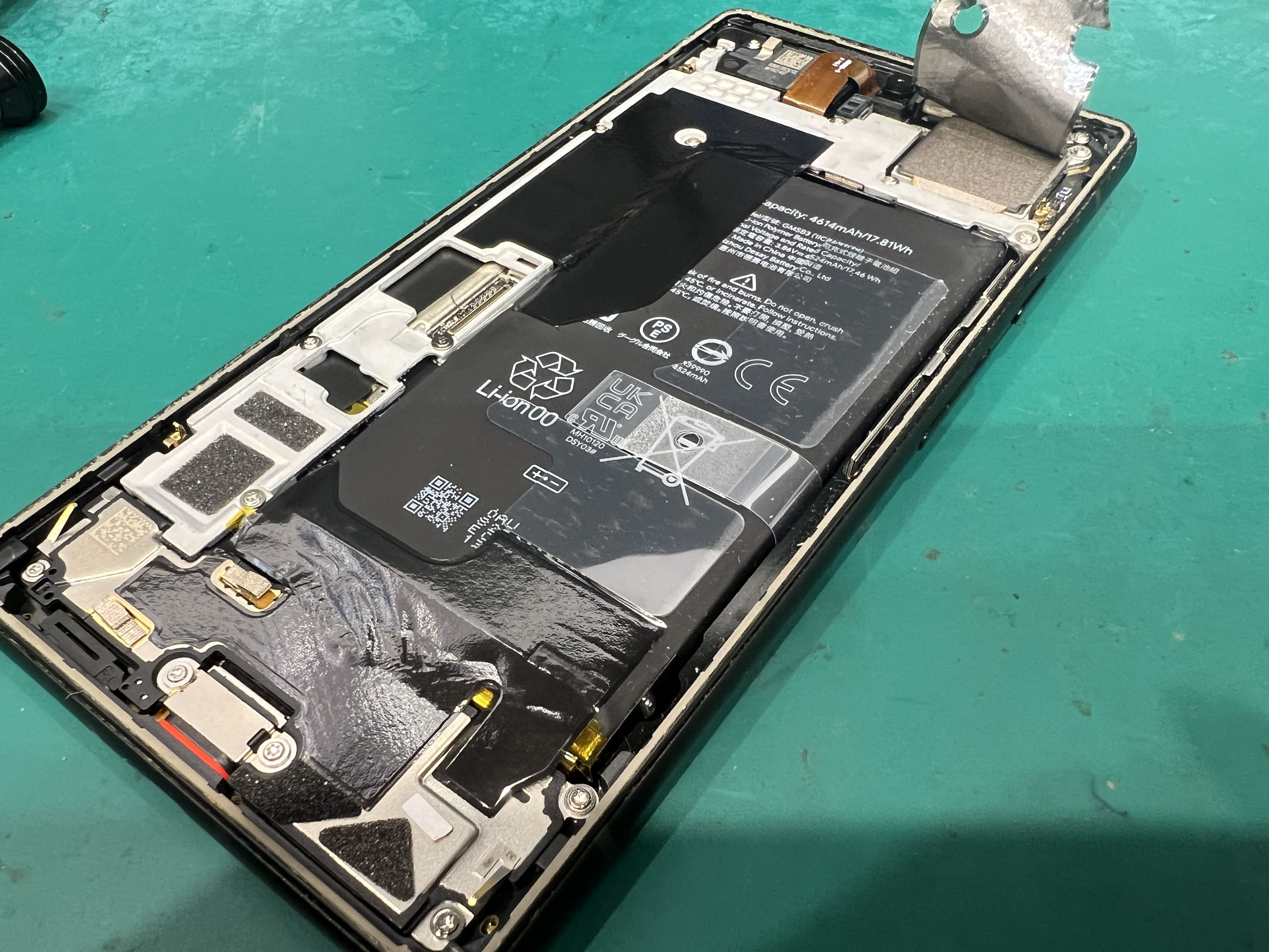 Google Pixel 6 バッテリー膨張で画面下部に隙間が発生｜バッテリー交換修理事例