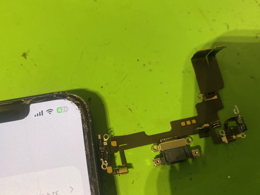 iPhone14の充電口交換も即日対応可能です！