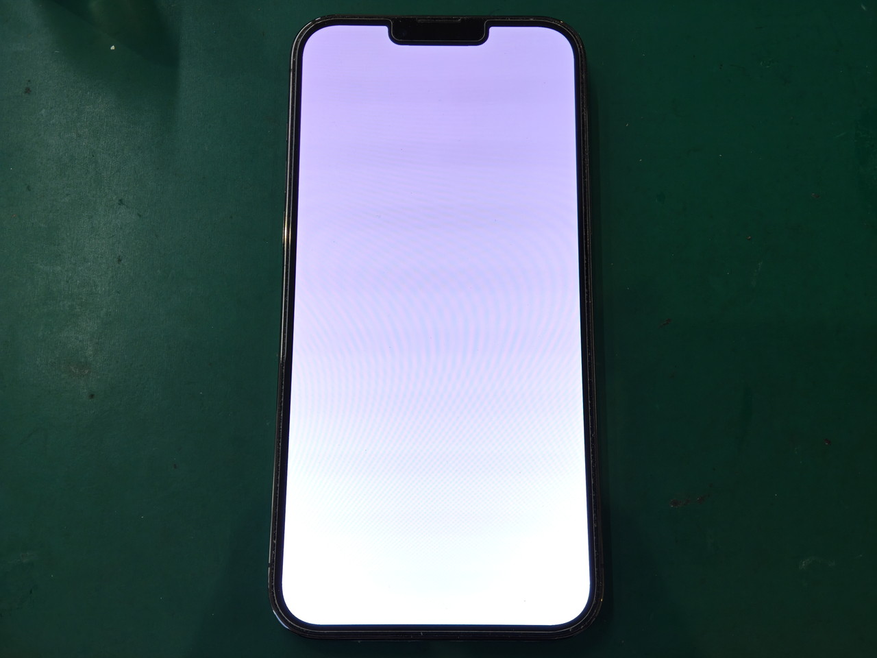 iPhone13 Pro Max画面が真っ白になった症状 | 画面交換で復旧できます