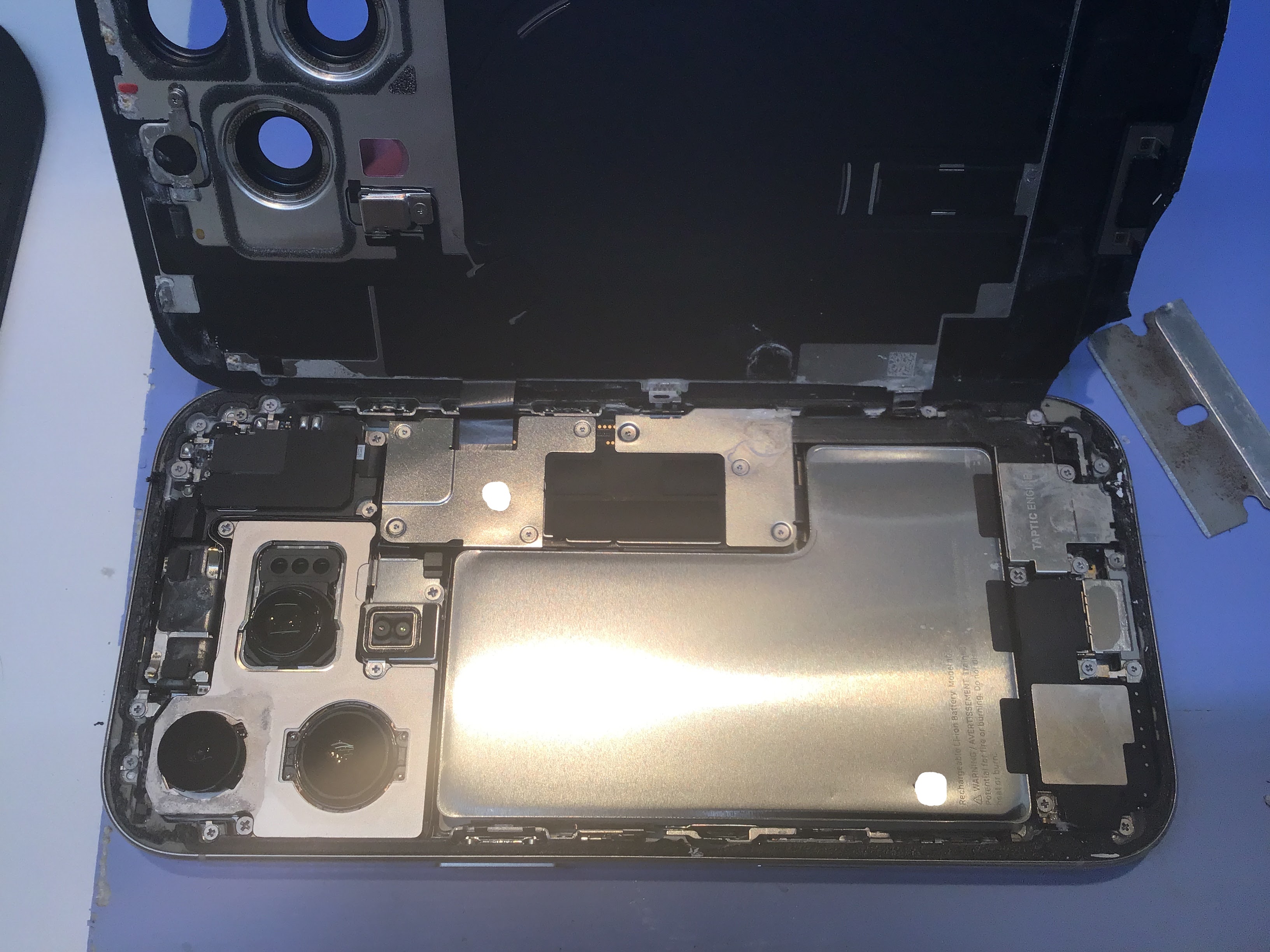 iPhone16Proの修理は修理工房京王聖蹟桜ヶ丘ショッピングセンターB館店へ！