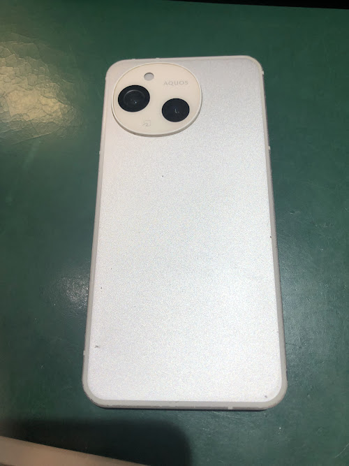 【AQUOS sense9】「丈夫だから大丈夫だと思ってたのに…」画面が漆黒に染まった日。耐衝撃ボディの奥で起きていたこと