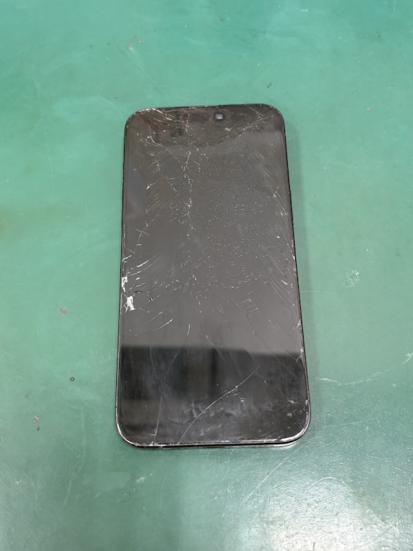 iPhone15ProMax 何度も落として、画面がボロボロで少ししか映らない