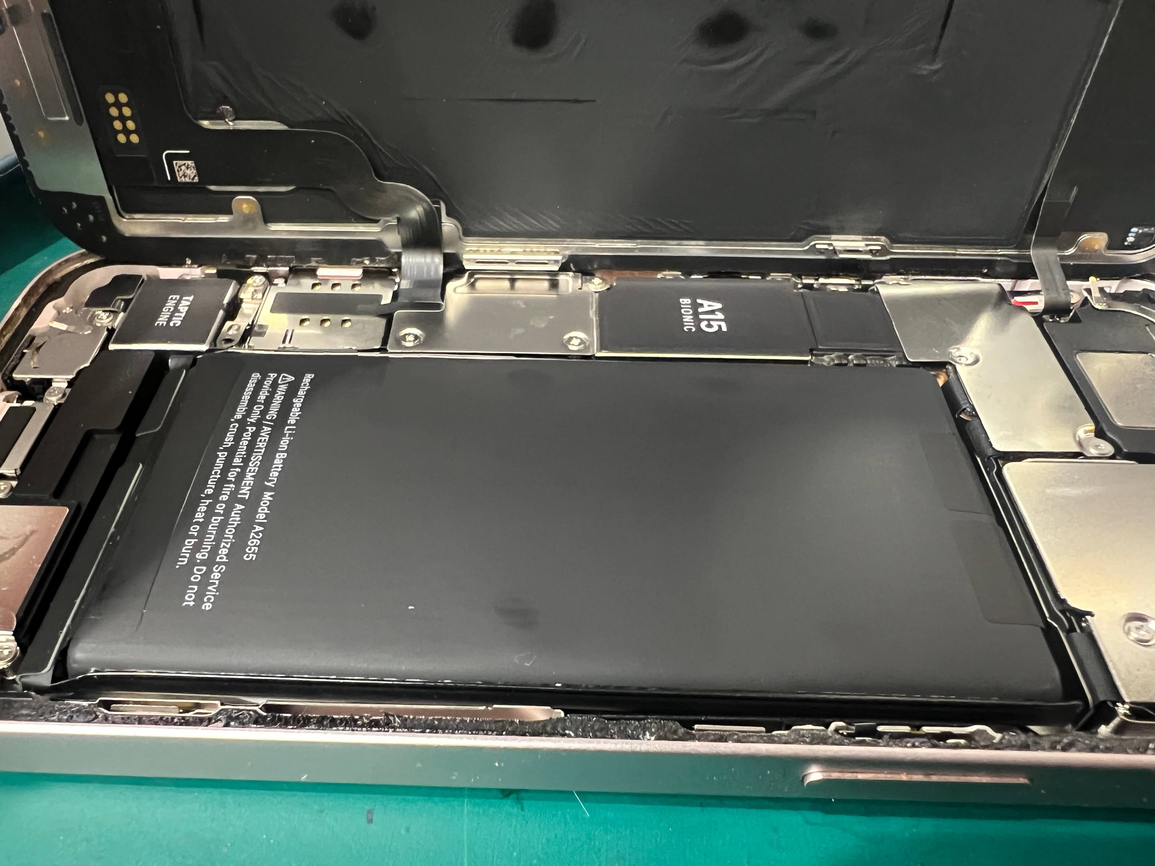 iPhone13 バッテリー膨張で画面が浮いてきた｜バッテリー交換修理事例