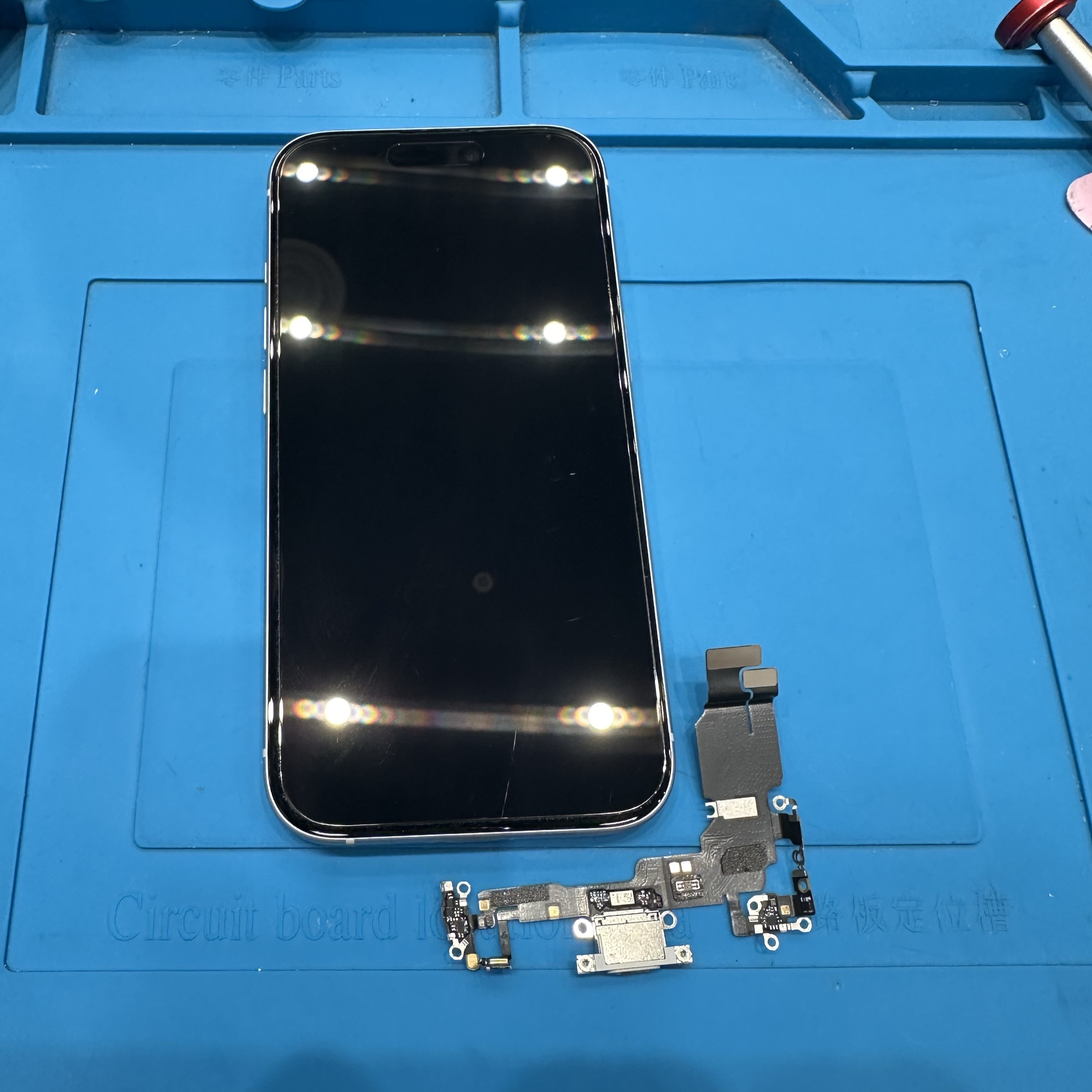 iPhone 15の充電コネクタ交換修理ならイオンモール福岡店で即日対応可能です！