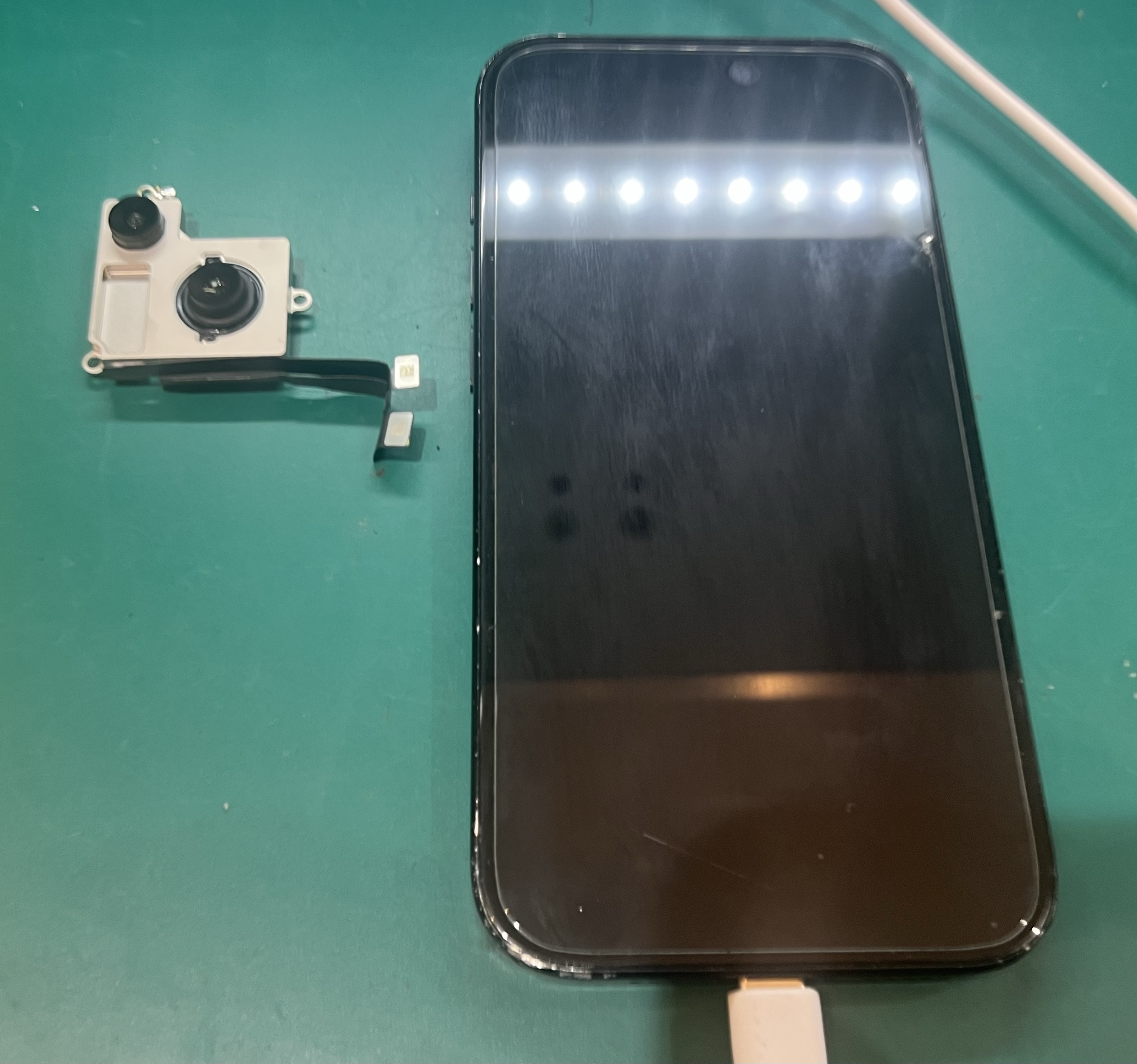 iPhone 15 リアカメラの交換　レーザーによる故障