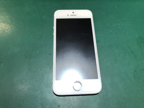 【iPhone SE】手のひらに収まる「あの頃からのしっくり感」。電池を新しくして、まだまだ現役で連れ添うという愛着