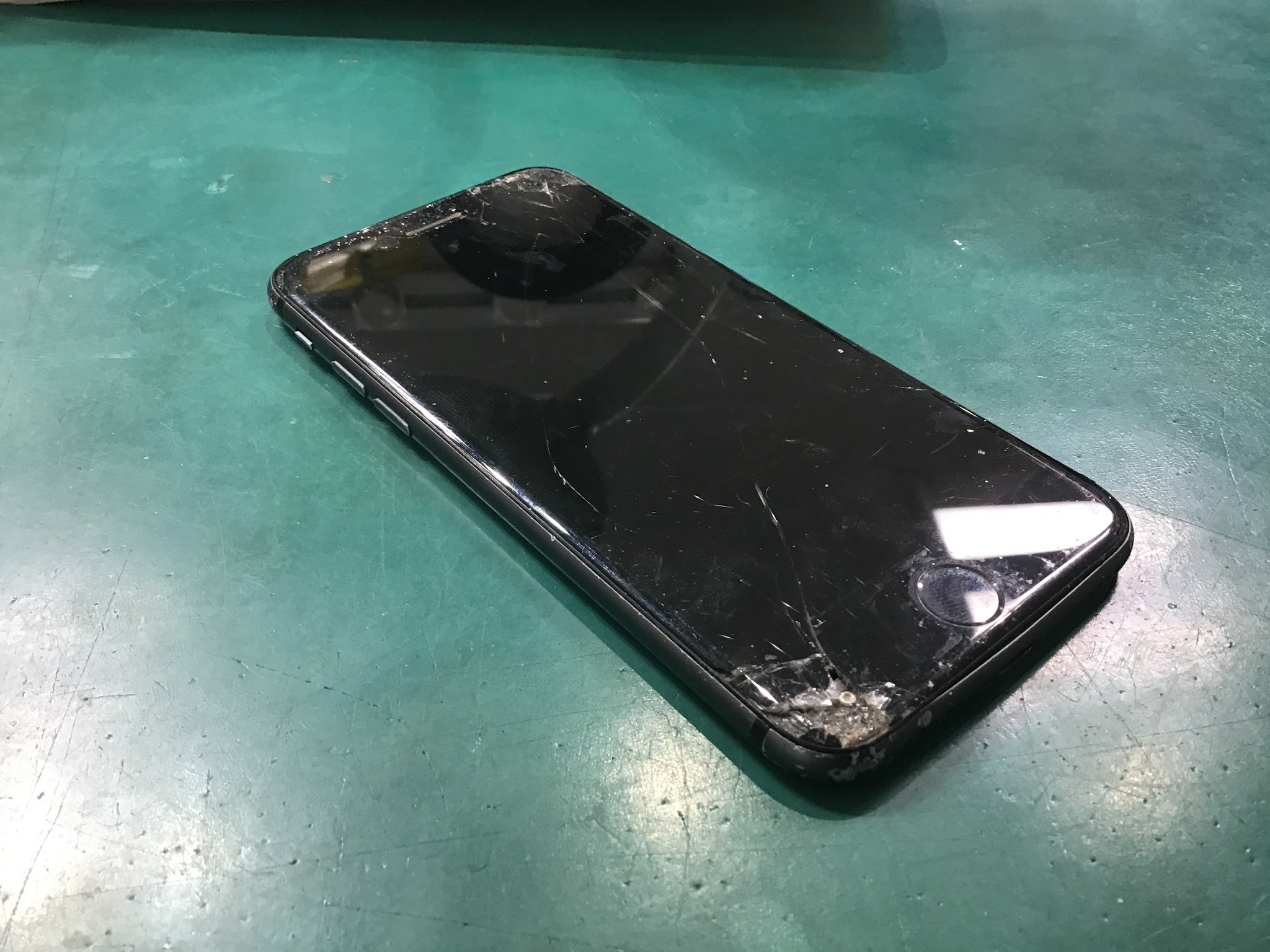 iPhone8の修理はデータそのまま・最短即日修理のスマホ修理工房中野ブロードウェイ店にご相談ください！！