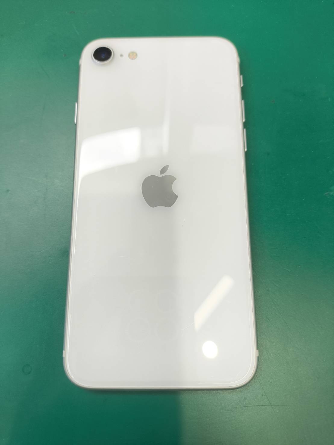 iPhoneSE3（アイフォーンSE3）の両面ガラスコーティング【登戸・向ケ丘遊園店】
