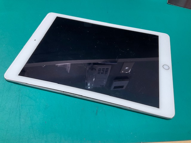 iPad Air2 (アイパッド）　バッテリー膨張で画面が浮いてしまった！バッテリー交換修理　スマホ修理工房新狭山店